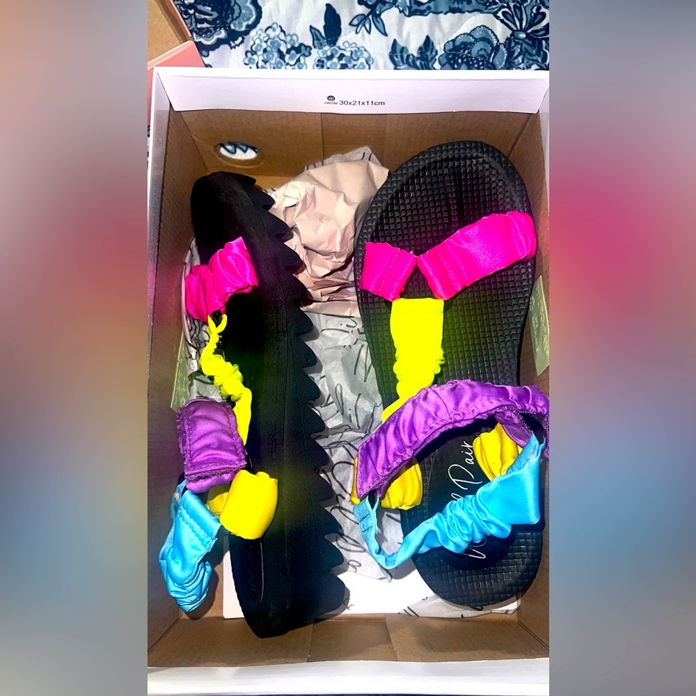Very nice sandals.,
